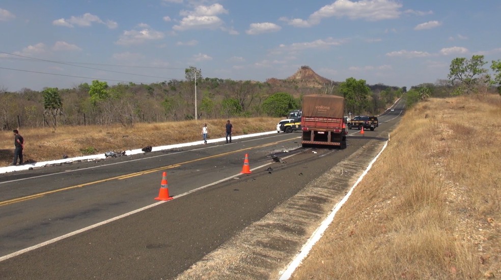 Parte da pista da BR-343 ficou interditada por causa do acidente — Foto: Reprodução/TV Clube