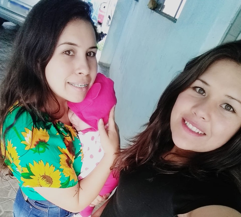 Jéssica Oliveira, de 21 anos, Ester Nunes de Oliveira, de 20, e a bebê Emanuele — Foto: Arquivo pessoal/Basílio de Oliveira
