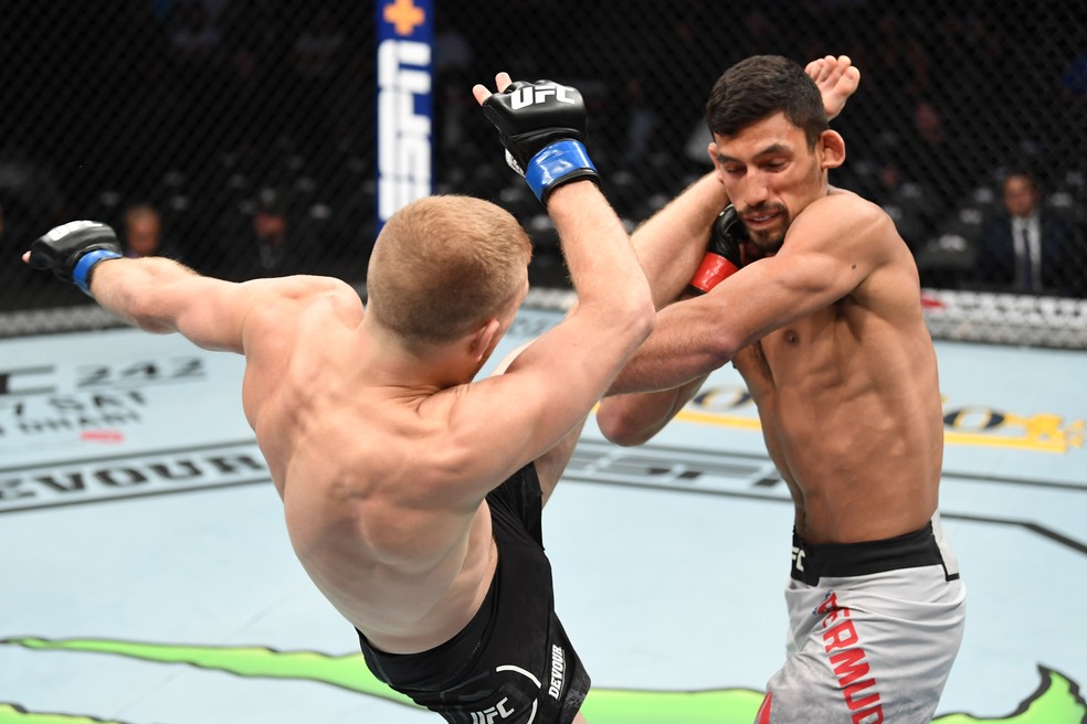 Casey Kenney (esq.) tem um chute alto parcialmente bloqueado por Manny Bermudez (dir.) â?? Foto: Josh Hedges/Getty Images