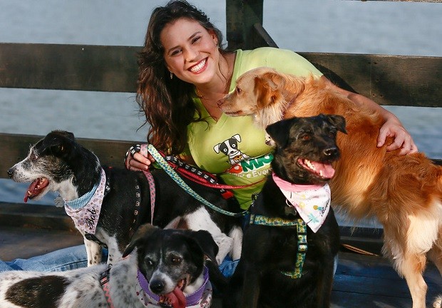 A proprietária da CÃOAmigo, Sharlene Saito, posa para foto com seu pets, no Parque da Águas, em Sorocaba (Foto: Flávio Florido / Carlos Raphael do Valle Eireli - ME)