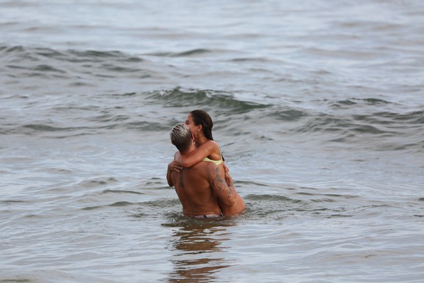 Mari Gonzalez e Jonas Sulzbach curtem praia no Rio em clima de romance (Foto: Dilson Silva/AgNews)