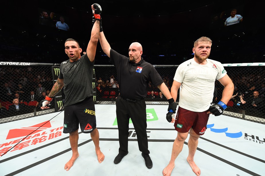 Fabricio Werdum sofre, mas vence Marcin Tybura por unanimidade no UFC Sydney