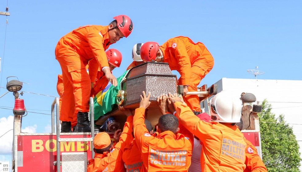 Colegas se despedem de aluno soldado, que morreu durante atividade de mergulho no lago de Palmas — Foto: Divulgação/Corpo de Bombeiros