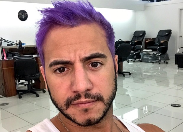 Matheus Lisboa mostra novo visual: cabelos roxos (Foto: Reprodução/Twitter)