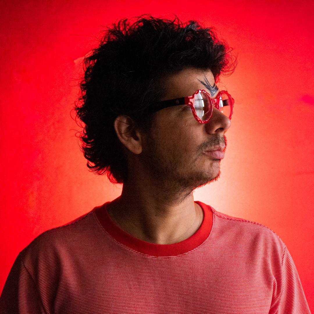 Felipe S expande discografia solo com singles 'Longe do medo' e 'Cai a tarde'