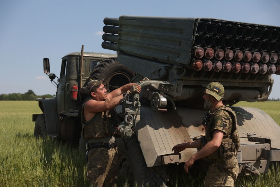 Soldados ucranianos carregam caminhão em Izium, no Nordeste do país