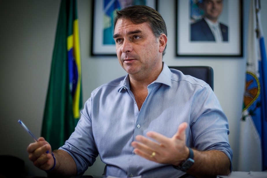 Em entrevista, senador Flávio Bolsonaro (PL-RJ) afirma que só será candidato à Prefeitura do Rio sem 2024 se tiver a bênção do pai