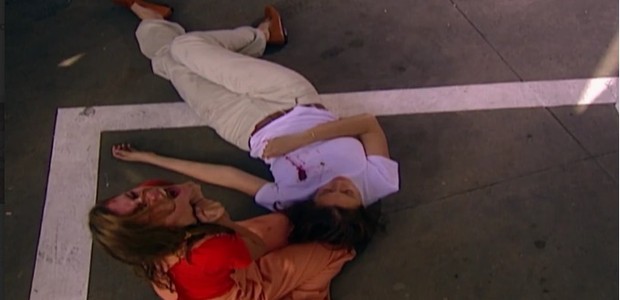 Para desespero de Íris (Deborah Secco), Ingrid (Lília Cabral) será assassinada em Laços de Família (Foto: Reprodução/TV Globo)