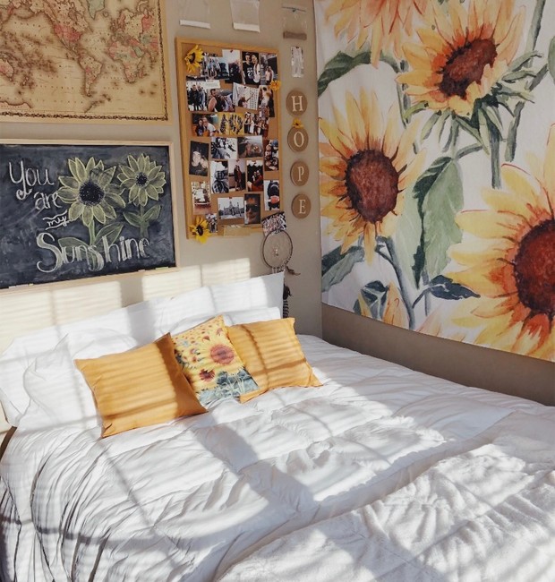 Um tecido com estampa de girassol foi colocado na parede do quarto para decorar o ambiente (Foto: Reprodução/Pinterest)