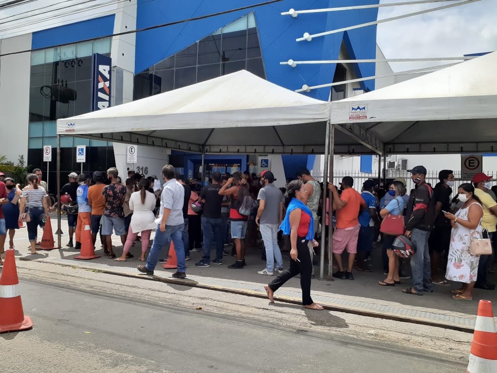 Agência da Caixa volta a registrar filas para saque de Auxílio Emergencial na Grande Natal — Foto: Kleber Teixeira/Inter TV Cabugi