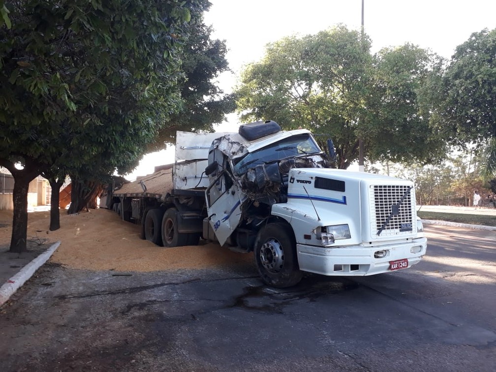 Carreta foi abandonada pelo motorista em Rondonópolis — Foto: Emerson Sanchez/TV Centro América