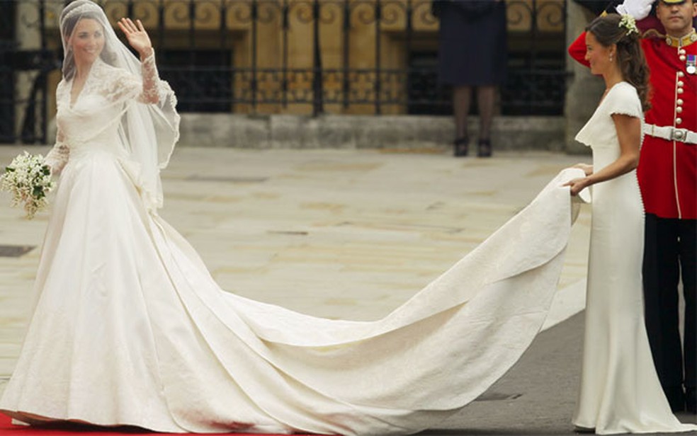 Kate  Middleton em seu casamento, com a sua irmã e dama de honra, Pippa Middleton, carregando a cauda do seu vestido (Foto: Alastair Grant/AP)