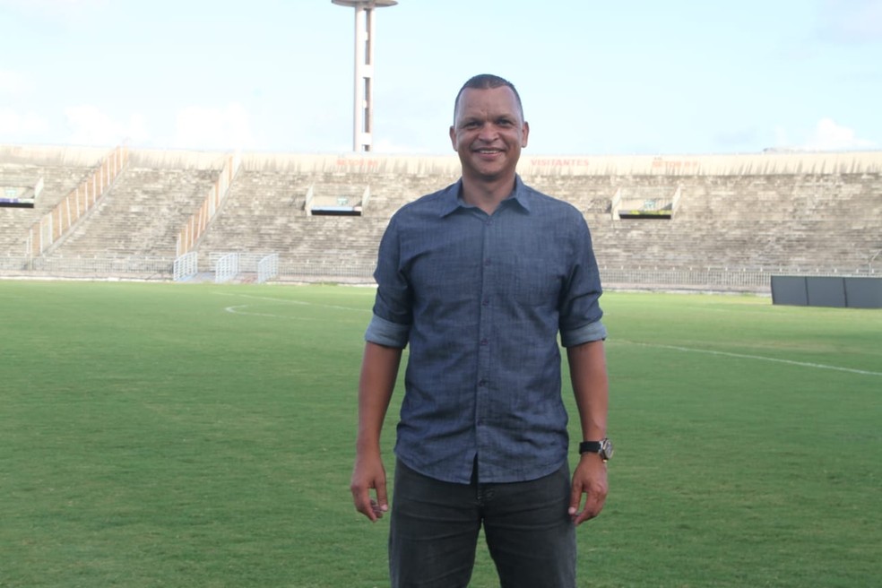 Warley destacou importância de Flávio Araújo na montagem do elenco — Foto: Vitor Oliveira / ge