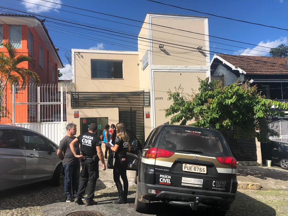 Policiais chegam em clínica de estética onde paciente morreu em BH. — Foto: Luciana Mussi/TV Globo
