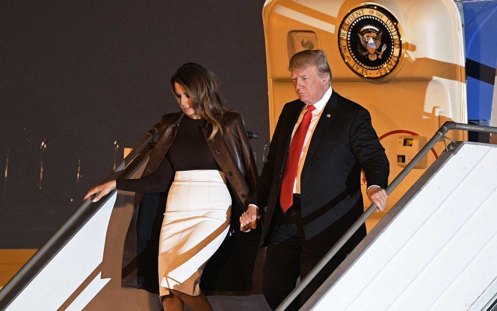 O presidente dos EUA, Donald Trump, e a primeira-dama, Melania Trump, desembarcam do Air Force One na chegada ao aeroporto internacional de Ezeiza, em Buenos Aires — Foto: Juan Mabromata / AFP Photo