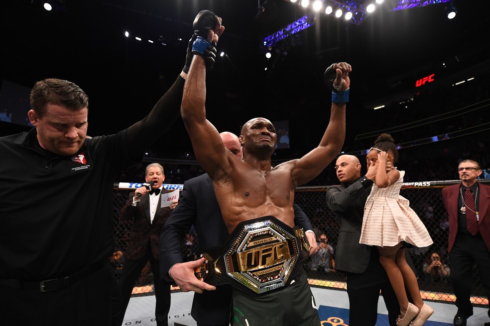 Kamaru Usman conquistou o cinturão dos pesos-meio-médios contra Tyron Woodley no UFC 235 — Foto: Getty Images
