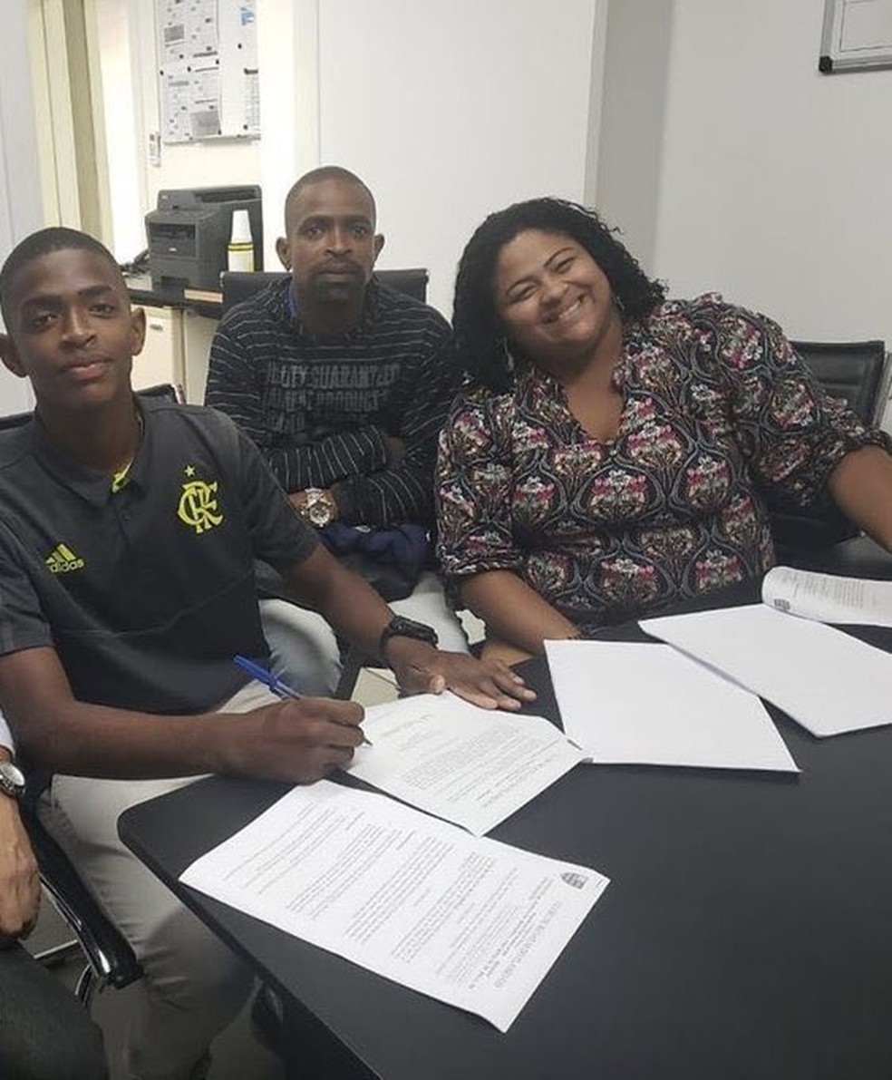 Ronald no dia em que assinou seu contrato com o Flamengo — Foto: Reprodução Twitter