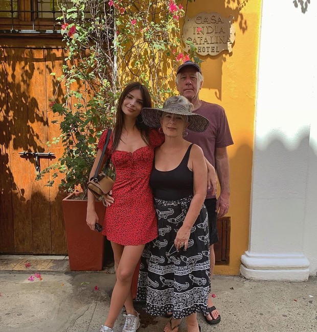 Emily Ratajkowski e família (Foto: Reprodução/Instagram)