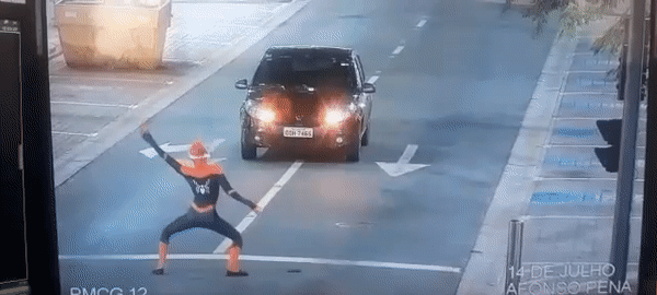 'Homem Aranha' para trânsito, faz dancinha no centro de Campo Grande e é advertido por guardas; VÍDEO 