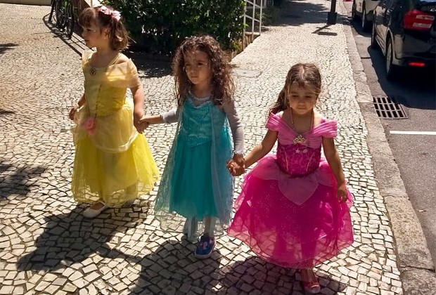 Ao lado de amiguinhas, Maria Flor aparece com look rosa, como o da princesa Aurora, de A Bela Adormecida (Foto: Reprodução/Instagram)