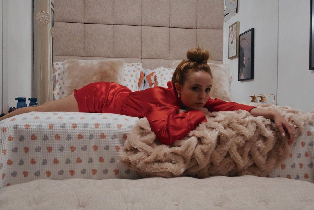 Larissa Manoela posa no quarto de casa (Foto: Reprodução/Instagram)