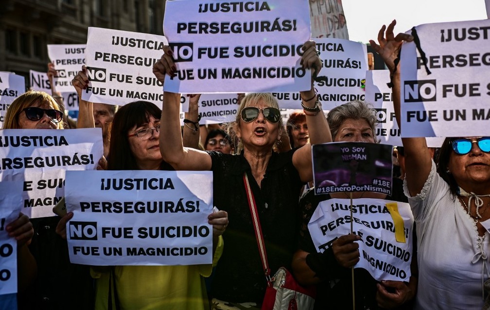 Protesto deste sábado (18) em Buenos Aires cobra Justiça da Argentina solução sobre caso de promotor morto em 2015: 'Não foi suicídio' — Foto: Ronaldo Schemidt/AFP