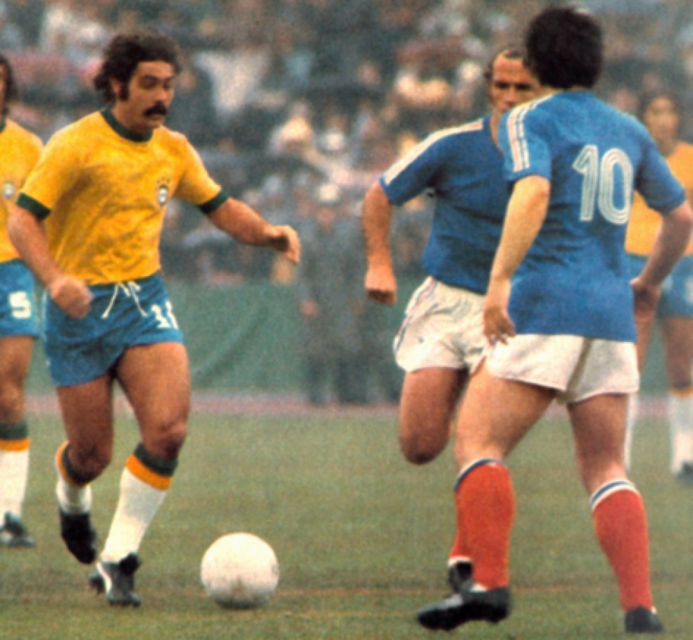 Rivellino em ação pela Seleção: ele fez 21 gols com a camisa amarela enquanto era jogador do Corinthians — Foto: Site CBF