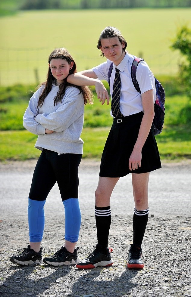 Depois de ser proibido de usar bermuda, Shane foi para escola com a saia da irmã Lizzie (Foto: Reprodução Facebook)