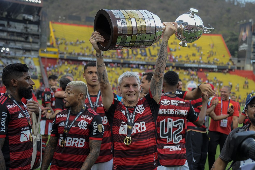 Varela levanta a Libertadores de 2023, vencida pelo Flamengo &mdash; Foto: Marcelo Cortes/Flamengo