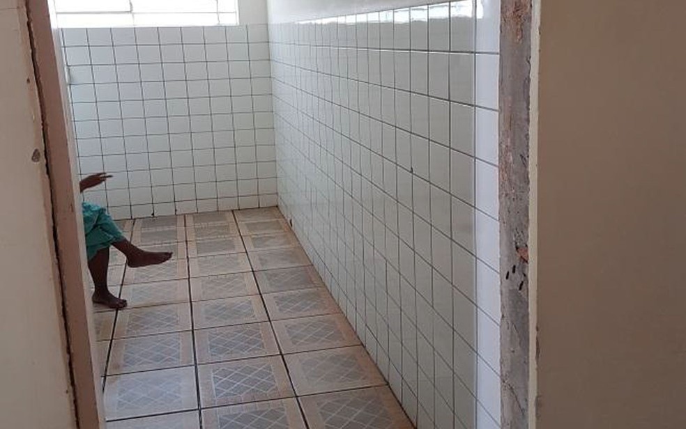 Segundo a equipe que fiscalização, os banheiros femininos não têm portas (Foto: MNPCT)