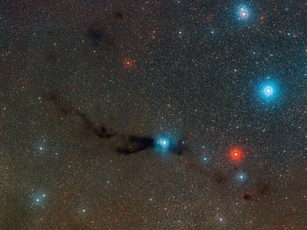 Vista gran angular de la nube oscura Lupus 3 y las estrellas jóvenes y calientes asociadas con la nube (Foto: ESO/Disclosure)