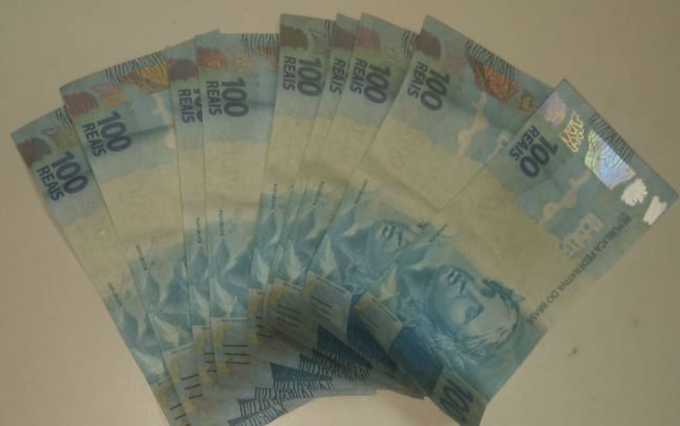 CÃ©dulas falsas, que estavam sendo usadas pelos suspeitos, foram apreendidas pela polÃ­cia â Foto: DivulgaÃ§Ã£o/PolÃ­cia Militar