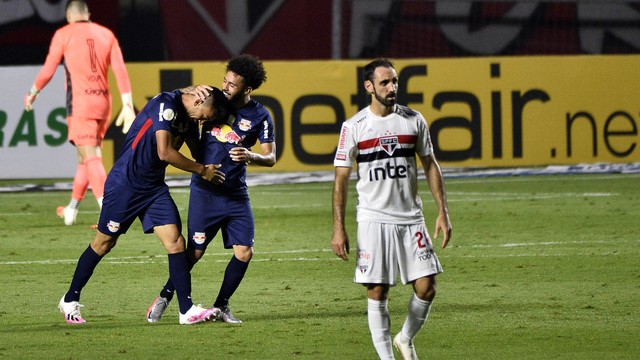 Jogadores do Bragantino comemoram gol contra o São Paulo