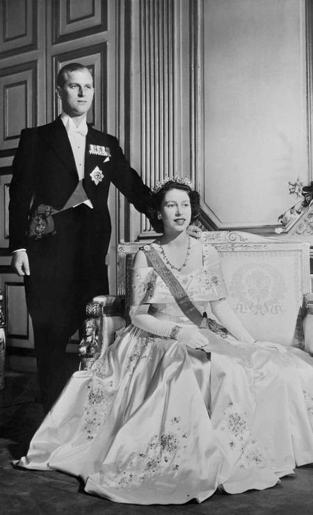 A ainda princesa Elizabeth da Grã-Bretanha (então futura Rainha Elizabeth II da Grã-Bretanha) e o Príncipe Philip da Grã-Bretanha, Duque de Edimburgo posam no Palácio de Buckingham, Londres, em 1948 — Foto: AFP