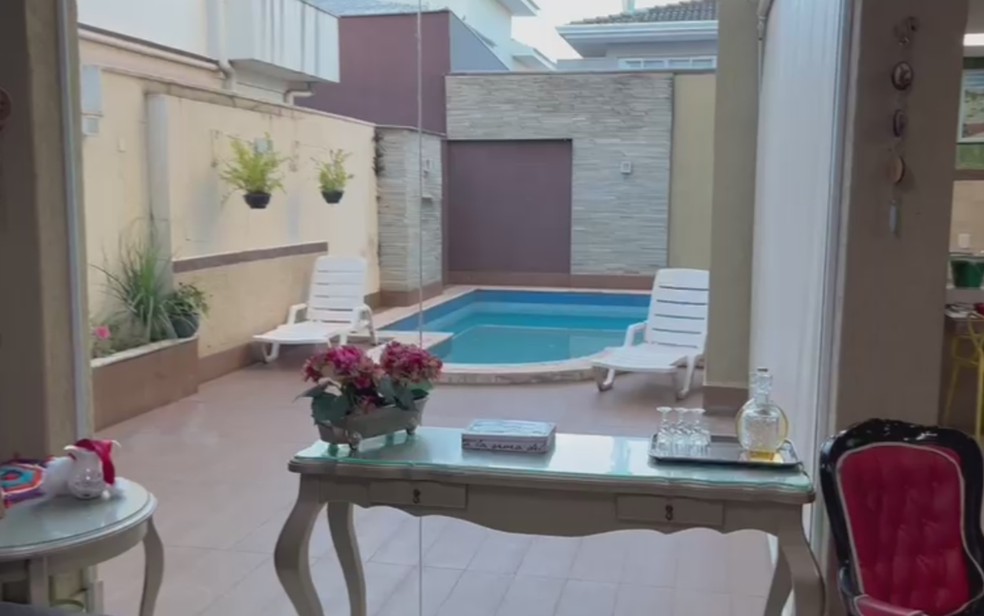 Casa de italiano preso em GO membro de máfia italiana tem piscina ao lado da sala — Foto: Reprodução/TV Anhanguera