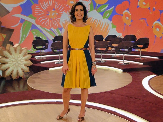 Fátima Bernardes escolheu um lindo vestido de duas cores (Foto: Encontro com Fátima Bernardes/TV Globo)