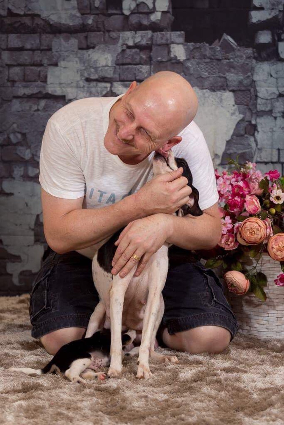 Frank, marido de Giselli, foi quem fez o book fotogr&aacute;fico para incentivar a doa&ccedil;&otilde;es dos animais abandonados (Foto: Frank Busatto/Arquivo Pessoal)