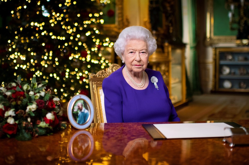 Rainha Elizabeth II no pronunciamento de Natal no Castelo de Windsor. Foto tirada em 24 de dezembro de 2020 — Foto: Victoria Jones/Pool via Reuters