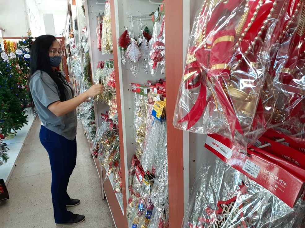 Danielle Nascimento conseguiu emprego em loja de Natal — Foto: Julianne Barreto/Inter TV Cabugi