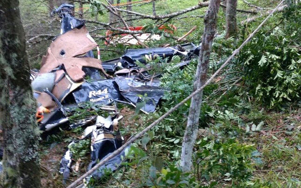 Helicóptero Robinson 44 caiu em São Lourenço da Serra com noiva e mais 4 pessoas em dezembro (Foto: Divulgação/Corpo de Bombeiros)