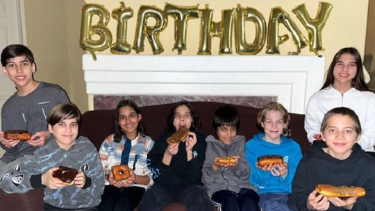 
Mãe de óctuplos comemora aniversário de 14 anos dos filhos 

