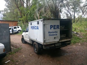 Veículos do IGP foram deslocados para o local após a denúncia (Foto: Jonas Campos/RBS TV)