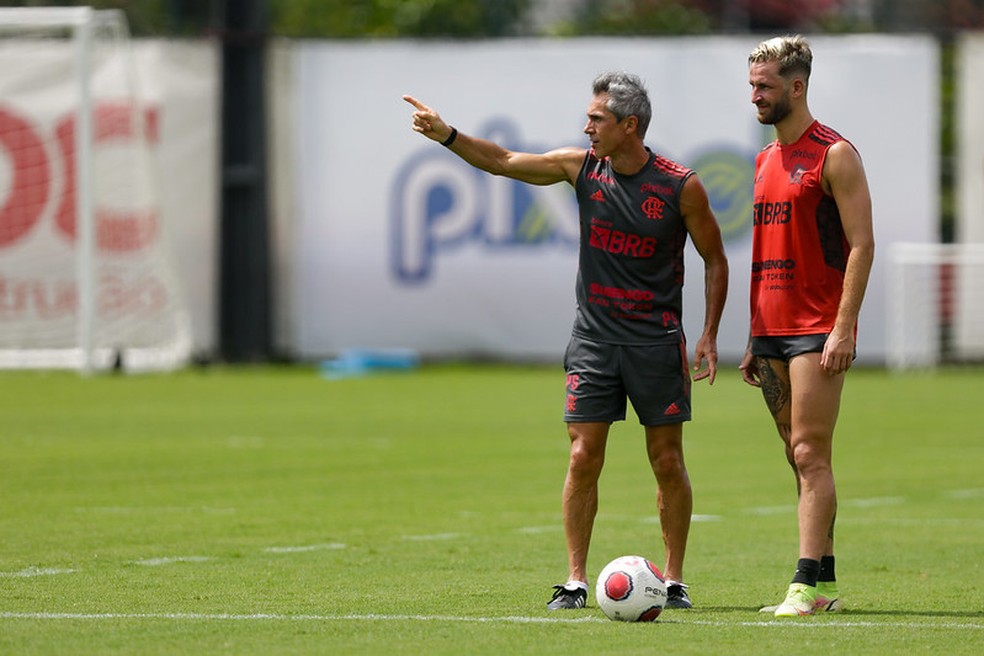 Paulo Sousa orienta Léo Pereira no treinamento desta sexta-feira — Foto: Gilvan de Souza / Flamengo