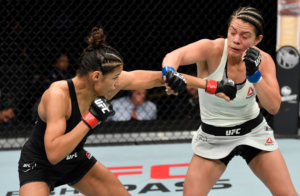Julianna PeÃ±a golpeia Nicco MontaÃ±o em sua vitÃ³ria no UFC Sacramento â?? Foto: Getty Images