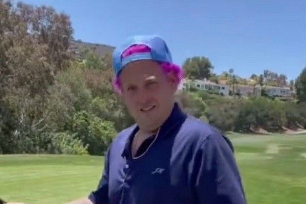 O ator Jonah Hill jogando golfe com os cabelos pintados de rosa (Foto: Instagram)