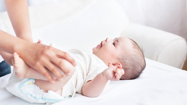 Trocas frequentes da fralda ajudam a prevenir as assaduras nos bebês (Foto: Thinkstock)