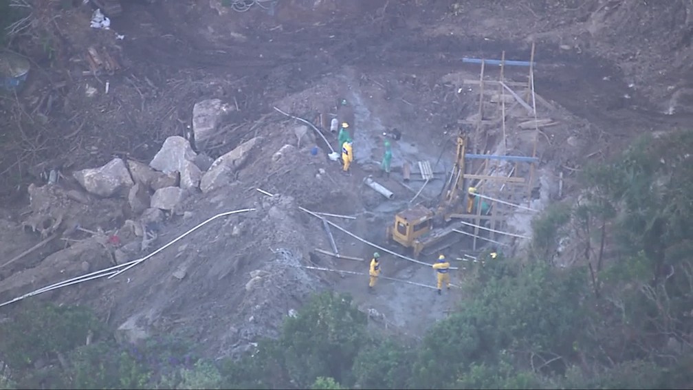 Técnicos da prefeitura estabilizam o terreno em encosta que desabou — Foto: Reprodução/TV Globo