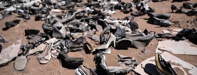 Grande quantidade de sapatos são encontradas em lixão no deserto do Atacama — Foto: MARTIN BERNETTI / AFP