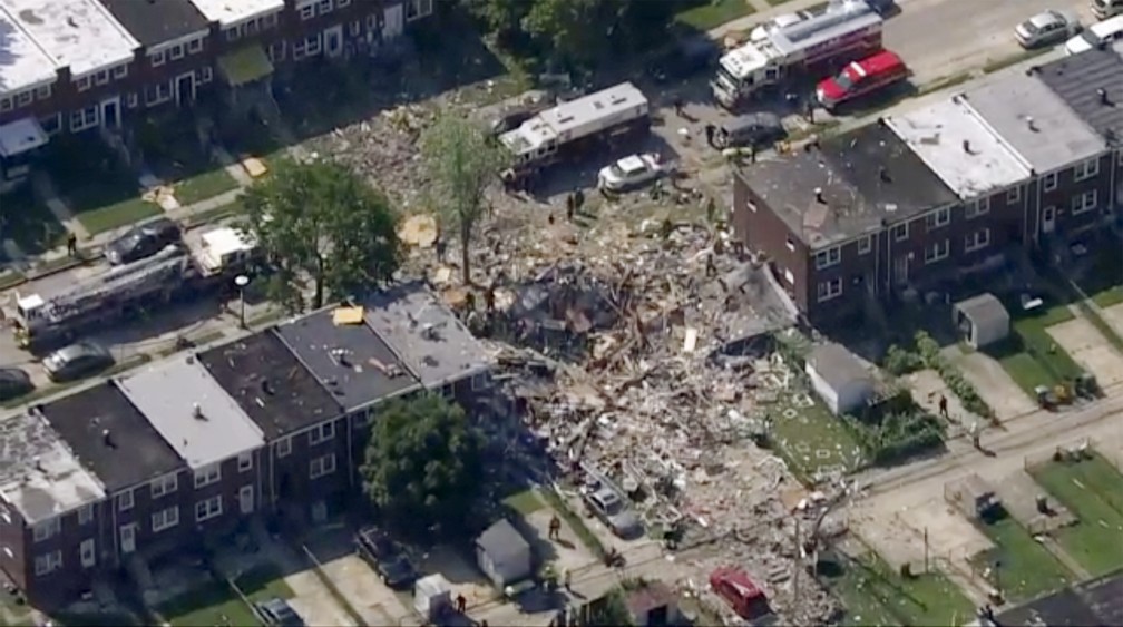 Foto fornecida pela WJLA-TV mostra a cena de uma explosão em Baltimore nesta segunda-feira (10) — Foto: WJLA-TV via AP