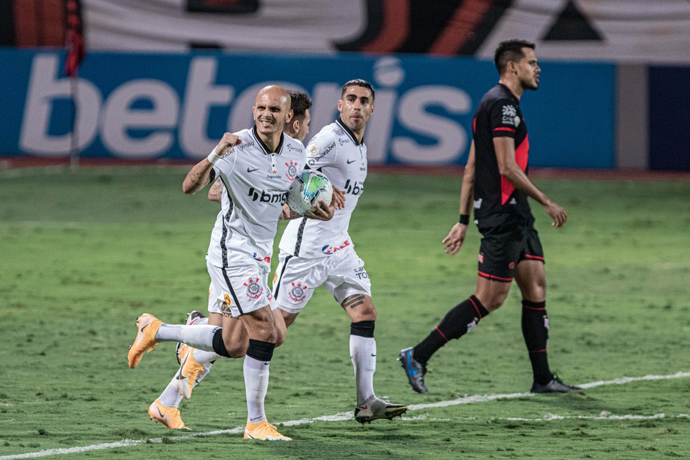 Fábio Santos valoriza empate do Corinthians fora de casa: 